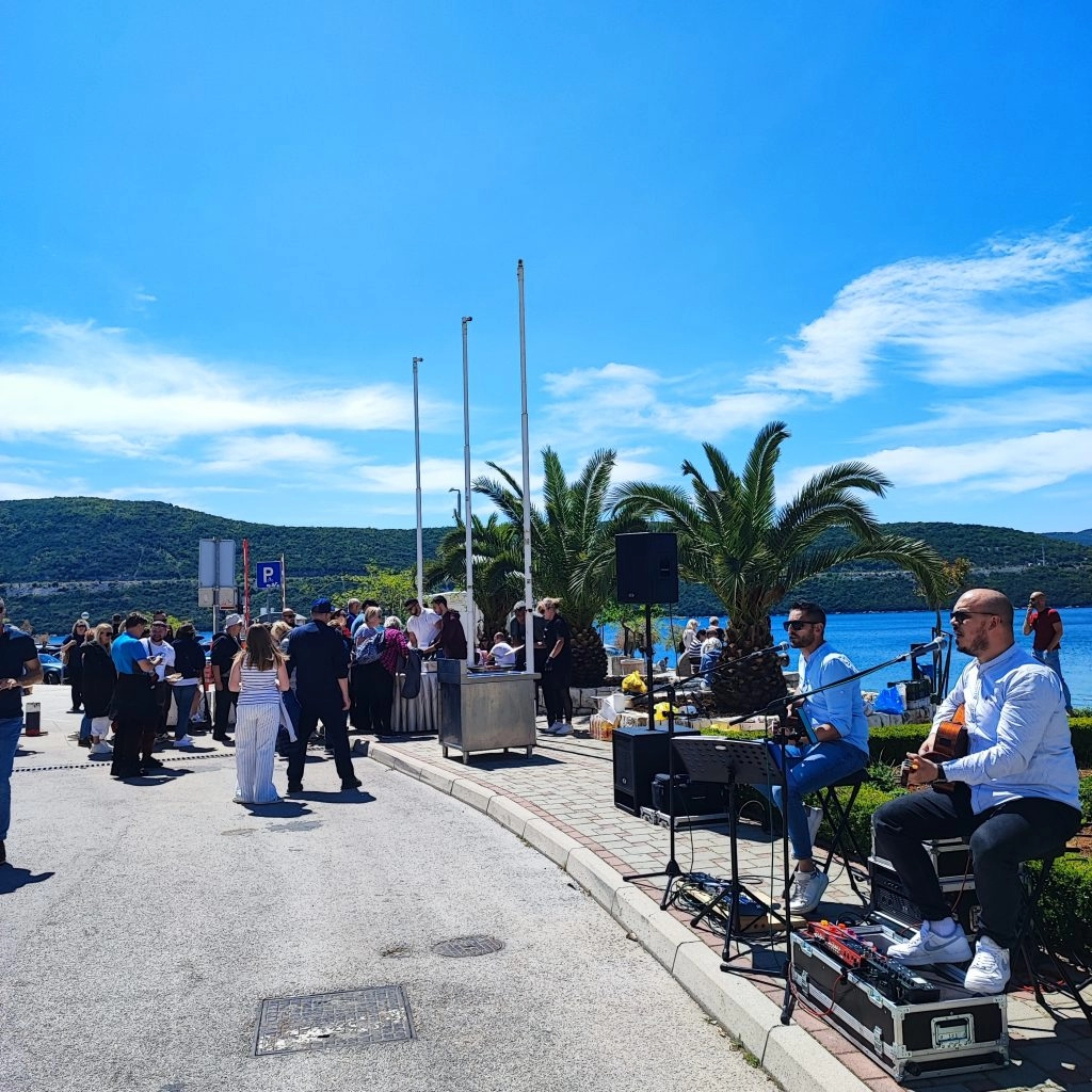 Neum krcat za Prvi svibnja: Dijelile se srdele, palo i prvo kupanje